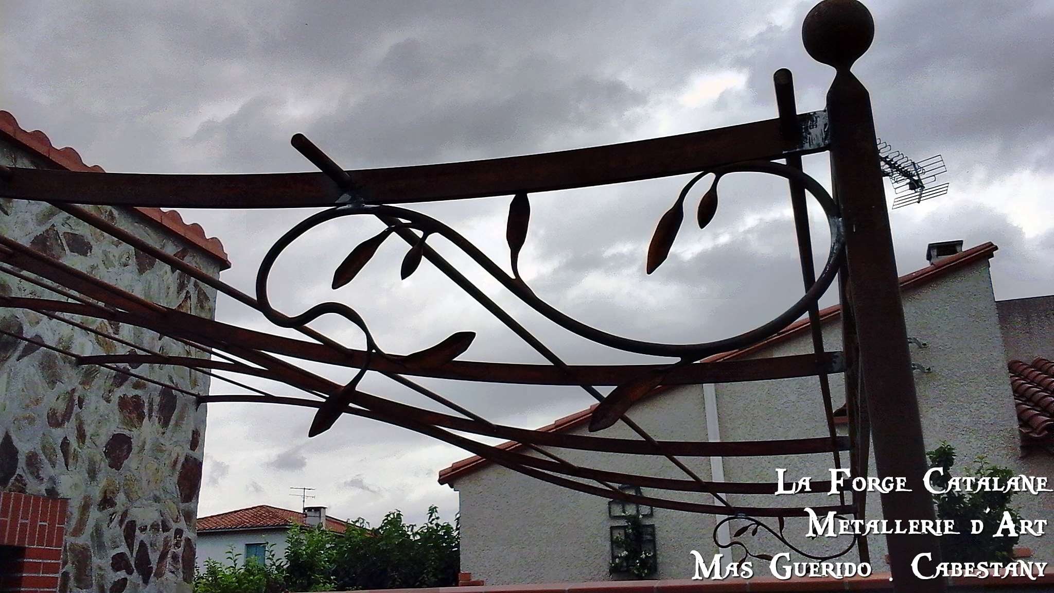 pergola frise vegetale demi chapeau gendarme filants rond abris voiture detail fer Forge Catalane Cabestany (2).jpg